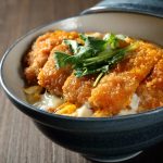 【「#カツ丼は人を幸せにする」の人気商品「とじないカツ丼」】はどんな商品？価格とお店情報も調査